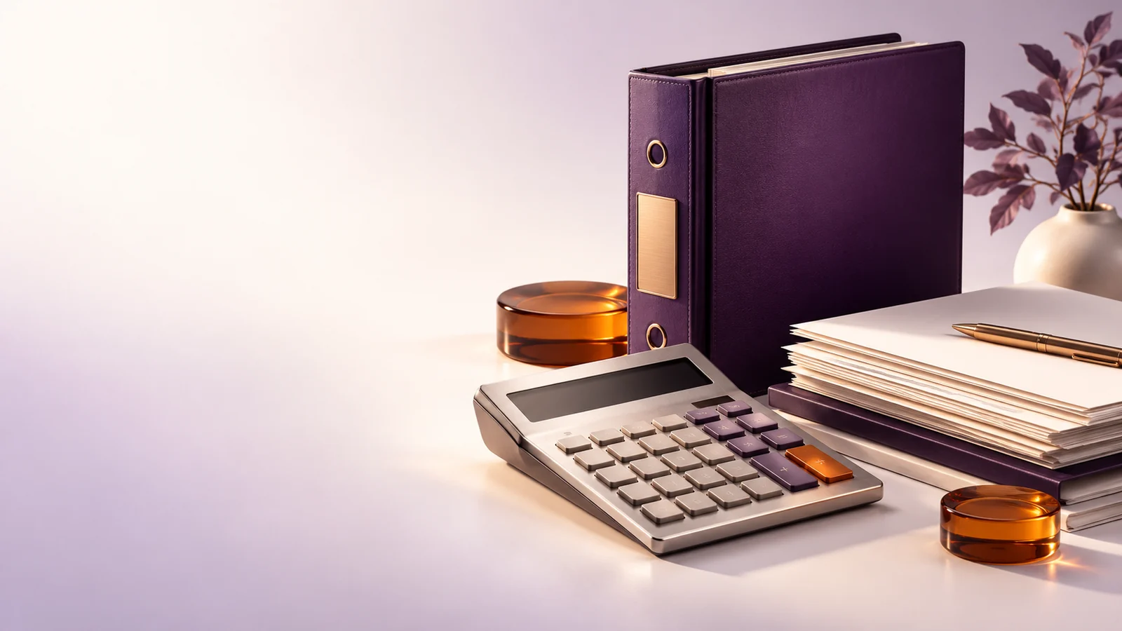Ilustração conceitual de organização contábil com pasta, calculadora e documentos em roxo e laranja